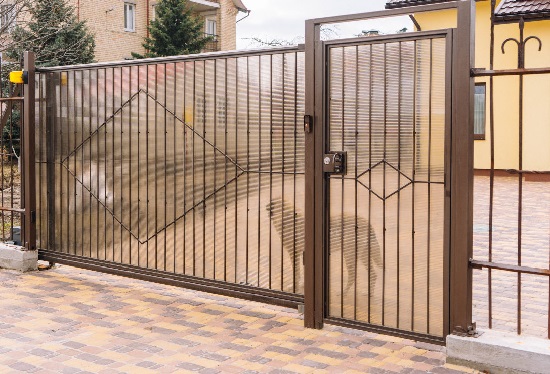 Купить ворота из профлиста с элементами ковки, с металлическими столбами в рамке или под дерево в Людиново от 154305 руб